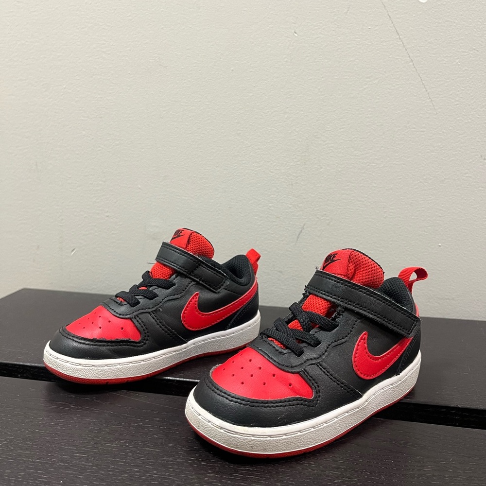 Black and red Nike Court Borough trainers 8c Velcro’s
